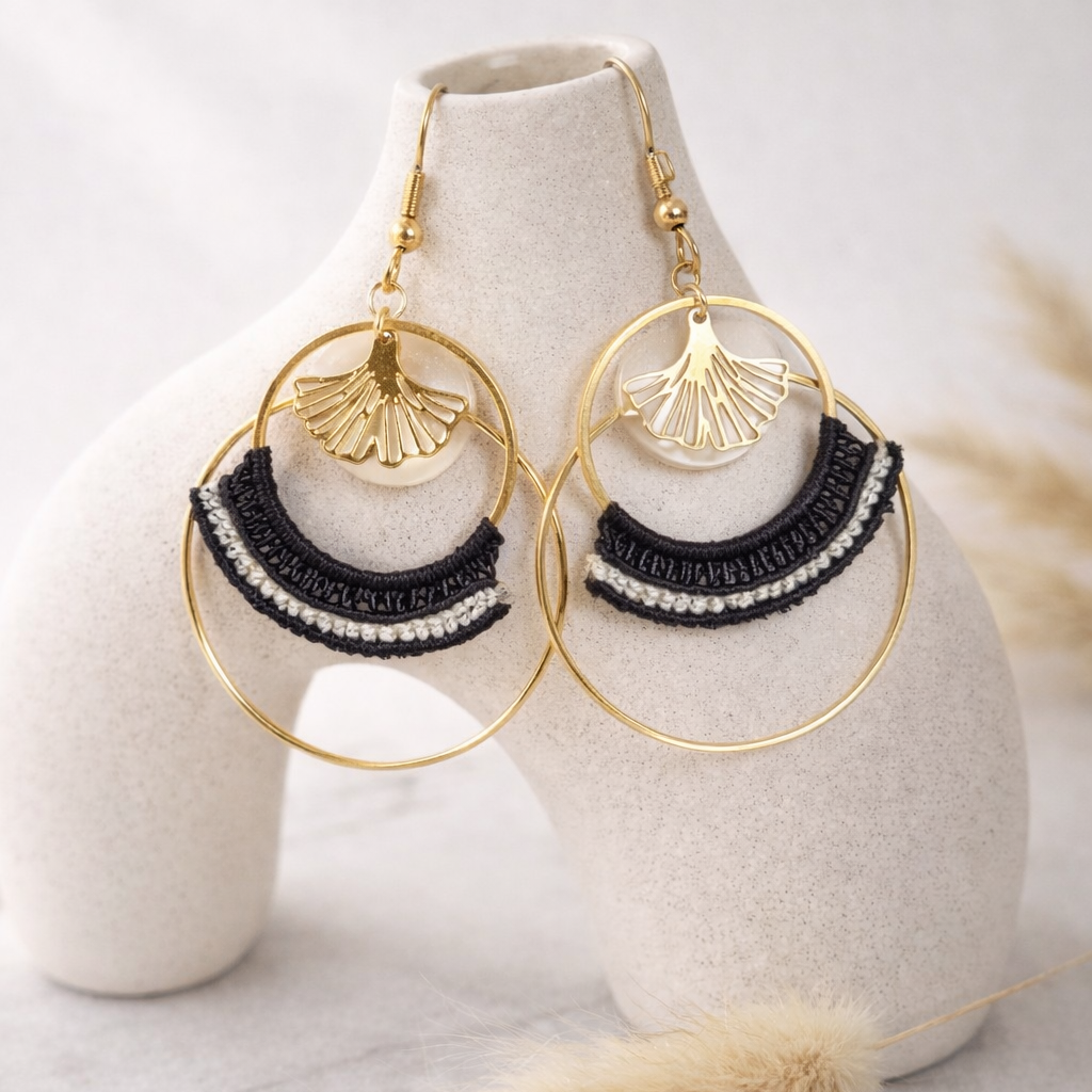 Boucles d’oreilles micro macramé doré – élégance artisanale Micro Noeuds