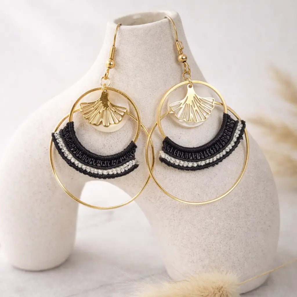 Boucles d’oreilles micro macramé doré – élégance artisanale Micro Noeuds