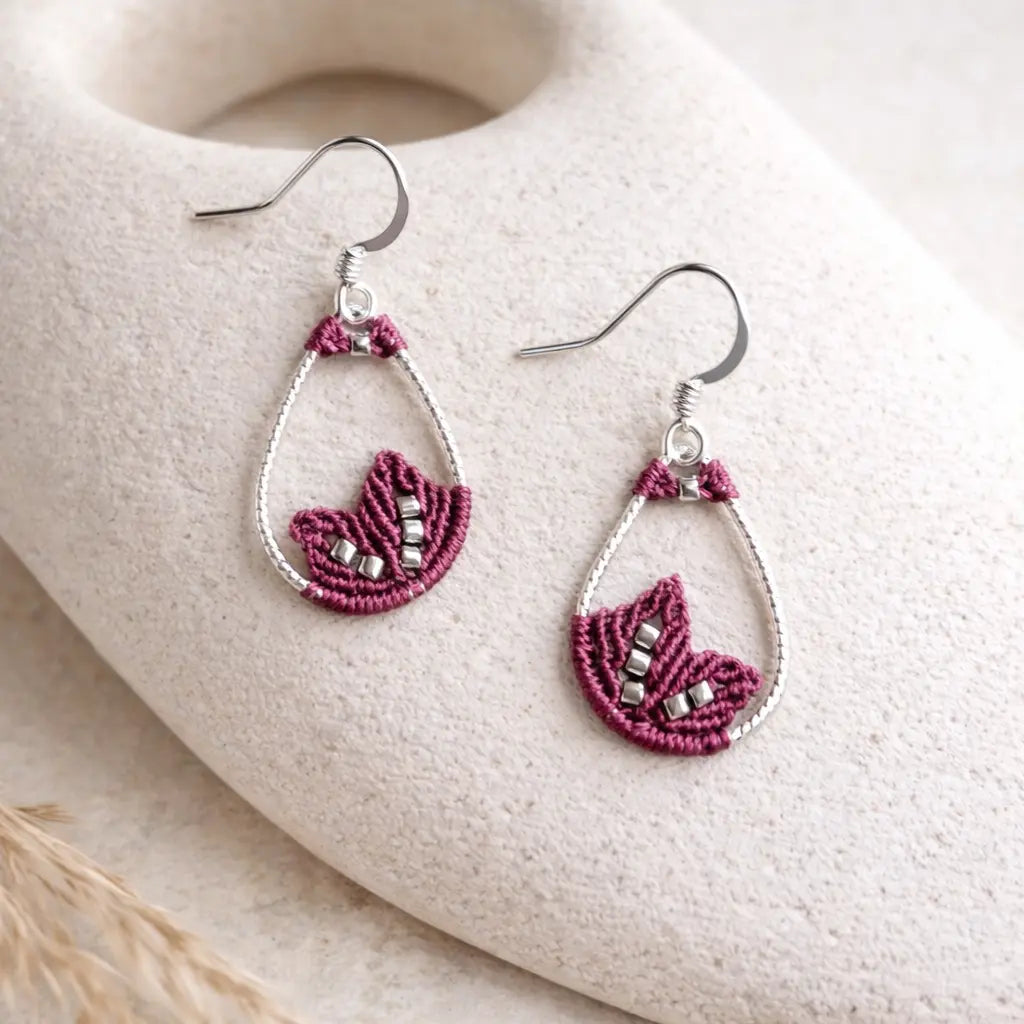 Boucles d’oreilles micro-macramé motif feuille – Crochets argent 925 & perle Ma boutique