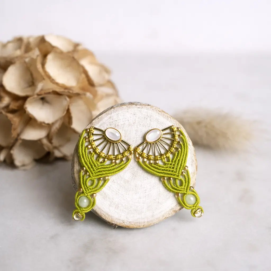 Boucles d'oreilles éventail micro-macramé – Pierre de lune, doré Micro Noeuds