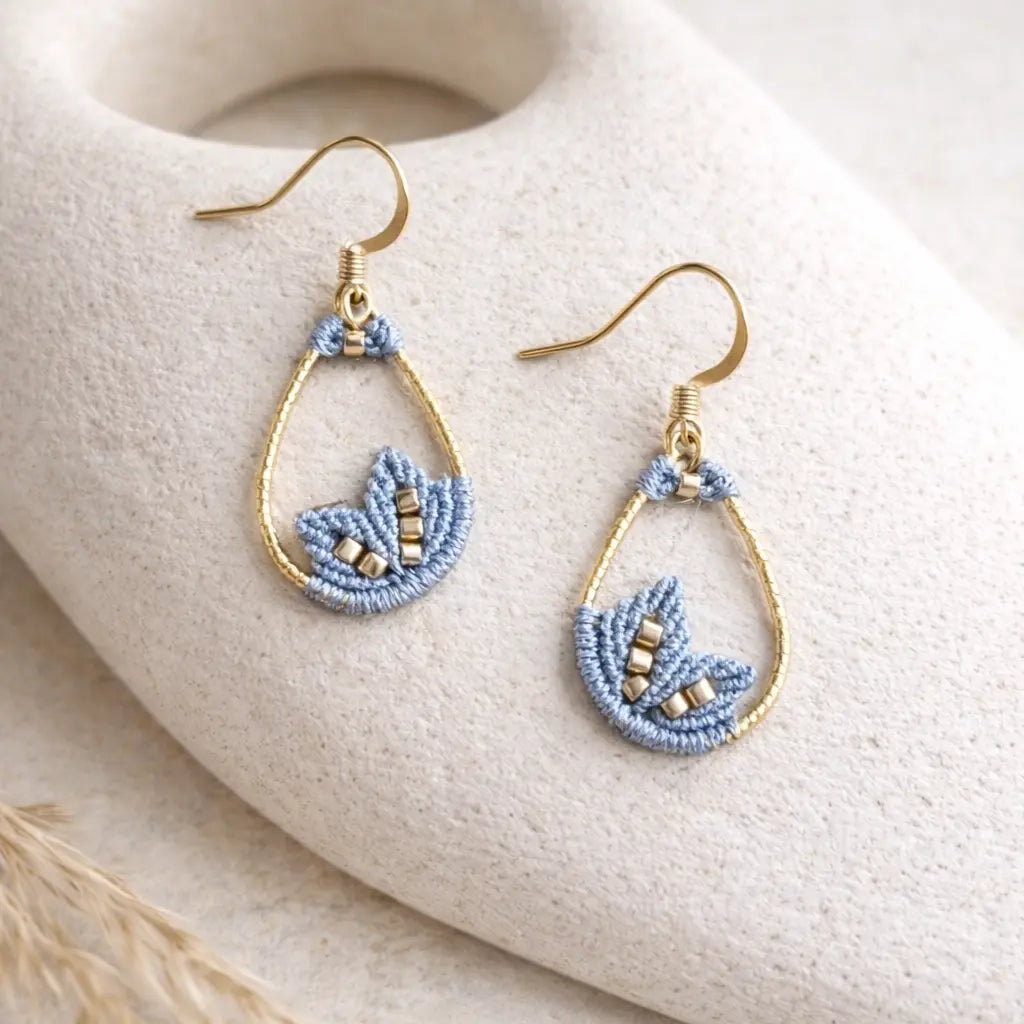 Boucles d’oreilles micro-macramé motif feuille – Crochets argent 925 & perle Ma boutique